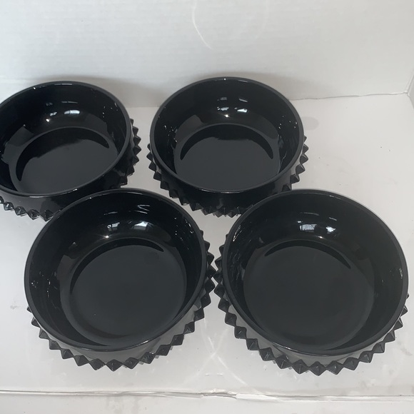 Beautiful black glass English hobnail bowl. 5 in. No chips or cracks - Picture 2 of 4